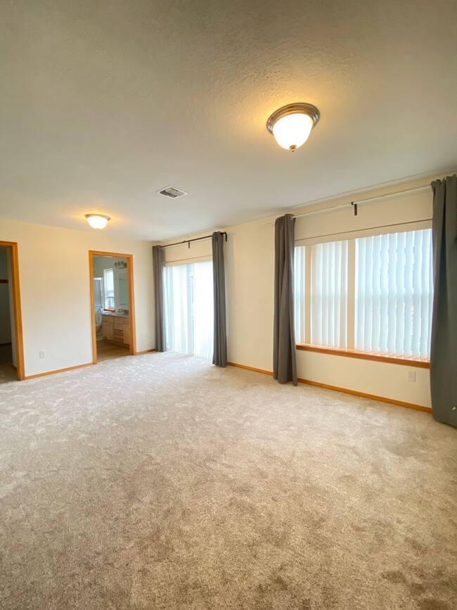 Building Photo - 2 Bedroom | 2 Bath House with Garage & Fen...