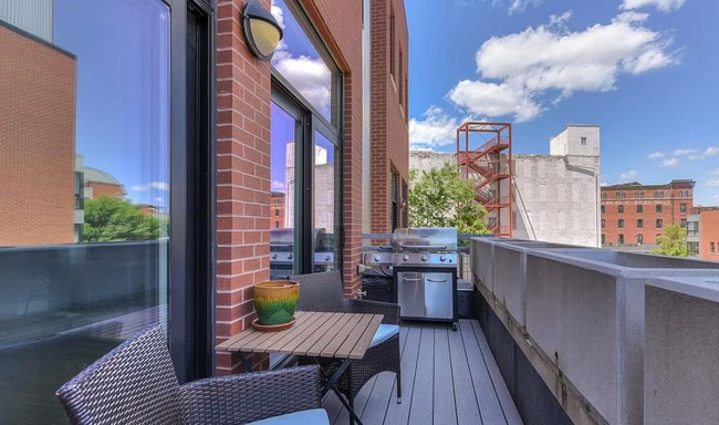 Building Photo - Luxury Downtown Condo!!
