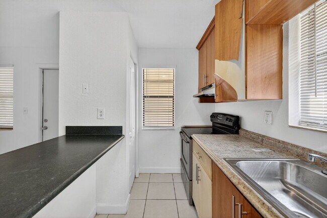 Building Photo - QUICK MOVE IN - FIRST MONTH FREE | Bright & Modern 1-Bedroom Apartment in Prime Oakland Park Loca...