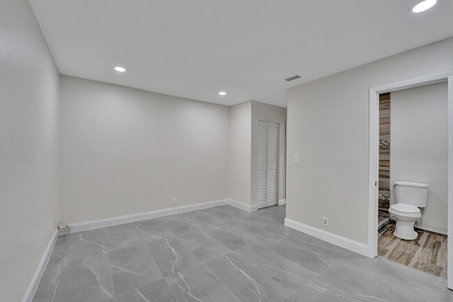 Building Photo - Beautifully Renovated 3BR/2BA Townhome in ...
