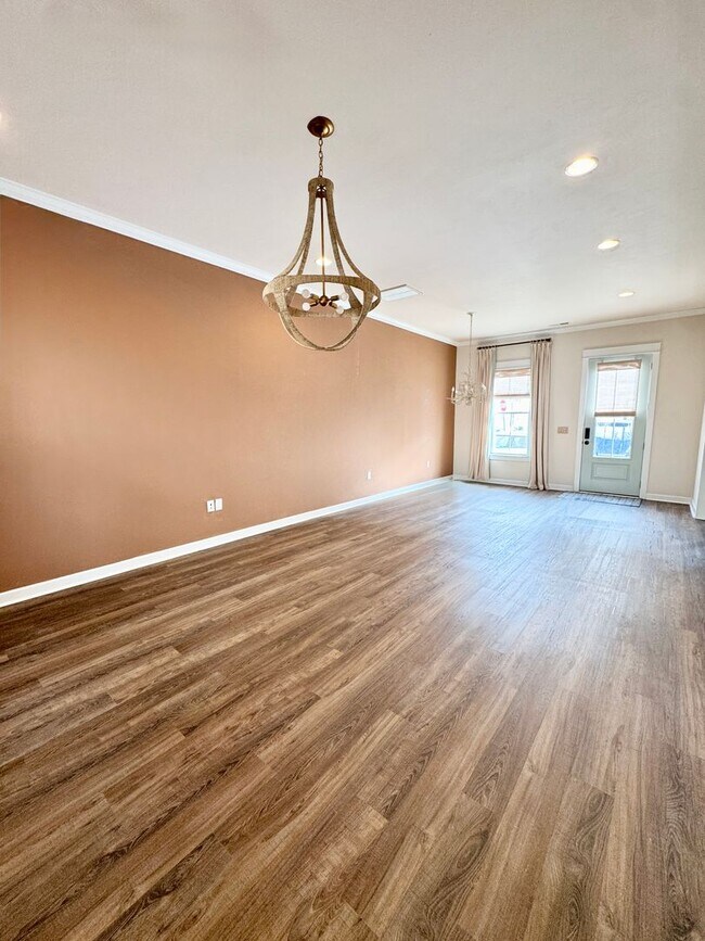 Building Photo - ELITE Townhome on Market Common! Move in ready! Make it YOURS for the Holidays!