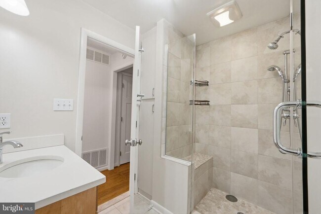 Building Photo - 808 Cottonwood Dr