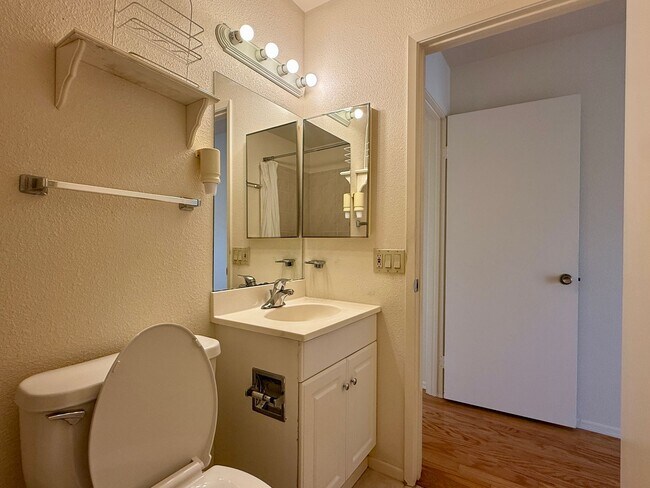 Building Photo - Charming 2 Bedroom in Oceanside 55+ Community