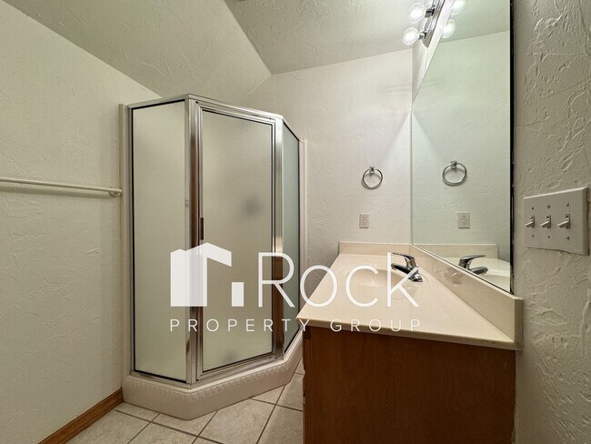 Building Photo - Charming 3-Bed 3-Bath Home with Tornado Sh...