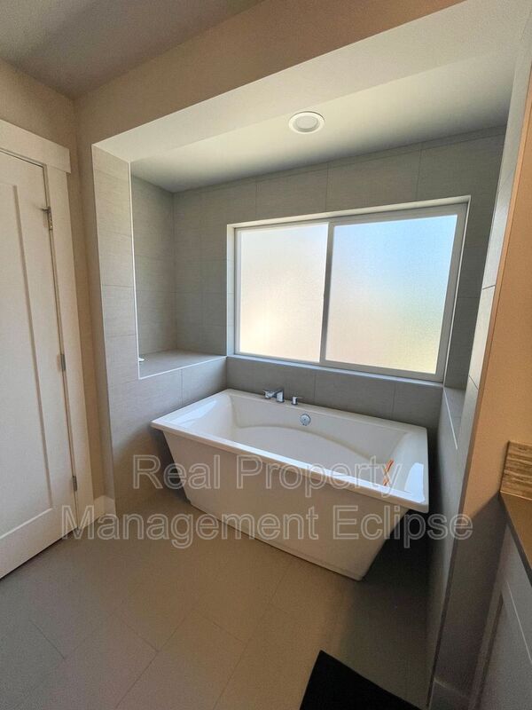 Building Photo - 22275 9th Ct SE