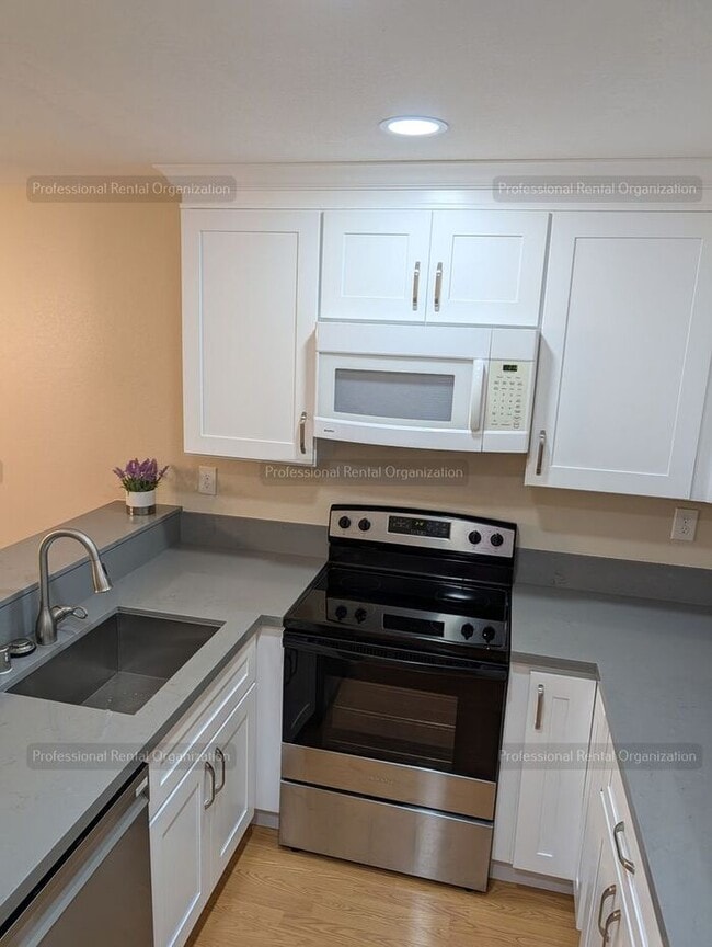 Building Photo - Single level condo in one of the nicest developments in Bennett Valley