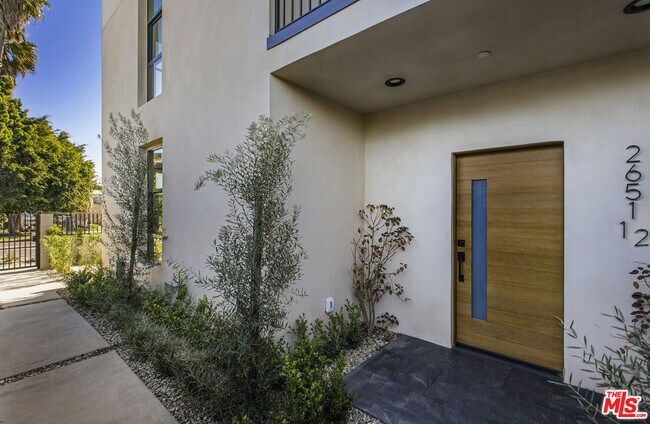 Building Photo - 2651 Vineyard Ave