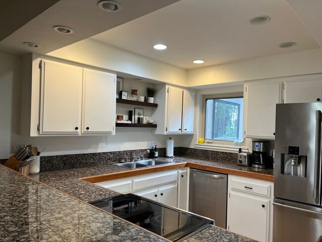 Building Photo - 688 Wilson Way