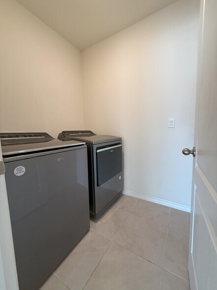 Building Photo - 1811 Silverbell Loop