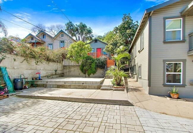 Building Photo - 654 Amador St