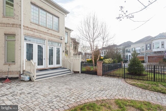 Building Photo - 18353 Fairway Oaks Square