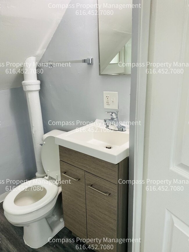 Building Photo - 728 Baxter St SE