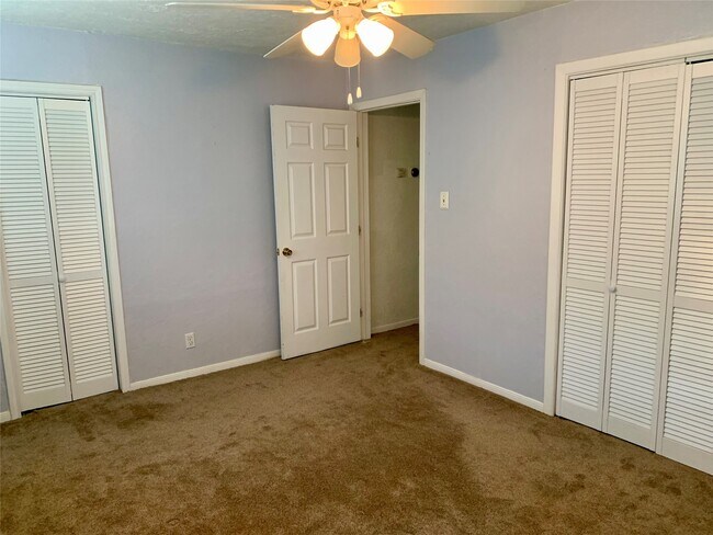 Building Photo - 306 Cres View St