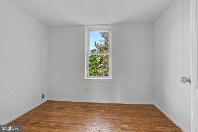 Building Photo - 915 N 6th St