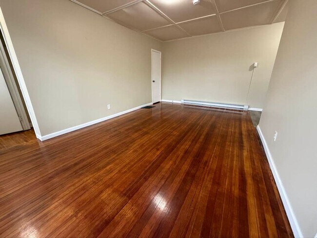 Building Photo - Gorgeous 1-bedroom, First floor! Apartment in quiet Pittsfield Street