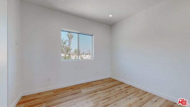 Building Photo - 4462 W Maplewood Ave
