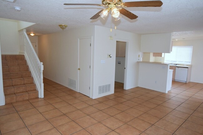 Building Photo - Great location! Nice 3Br, 2.5Ba Near Alame...