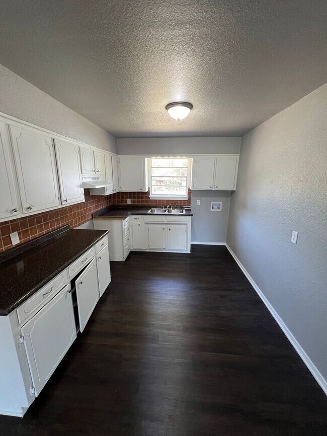 Building Photo - Very Nice! Complete Remodel!