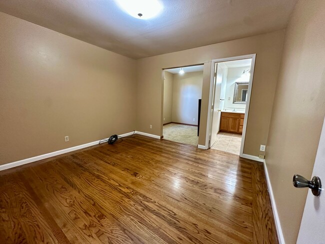 Building Photo - DESIRABLE 3 BEDROOM 2 BATHROOM HOME IN SAN...