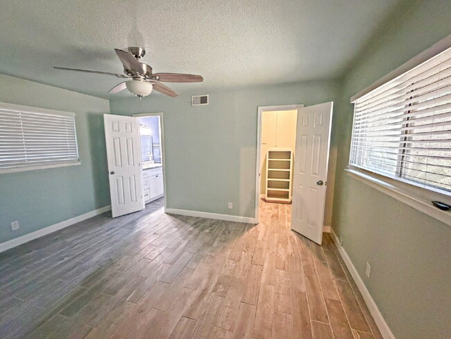 Building Photo - 4230 Havenview Dr