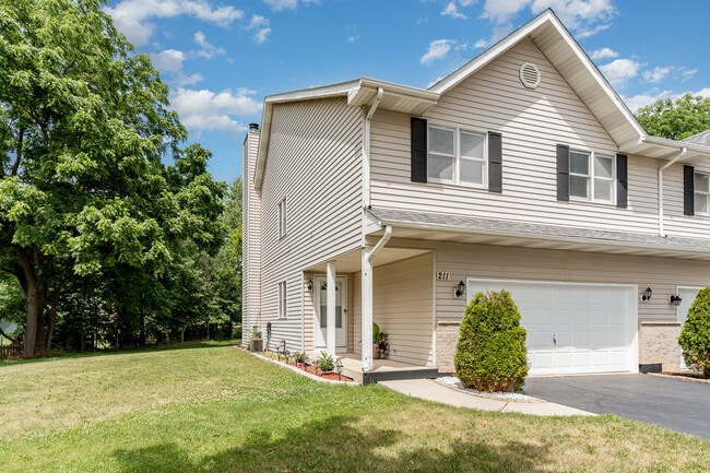 Building Photo - 211 Lorien Ct