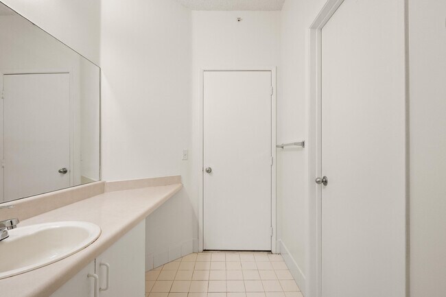 Building Photo - 6960 SW 39th St