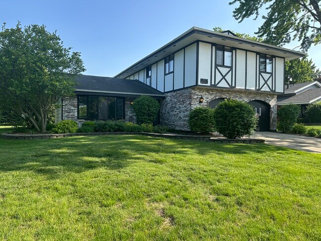 Building Photo - 190 Bourne Ln