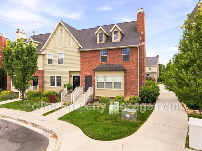 Building Photo - 2071 W Crescent Row