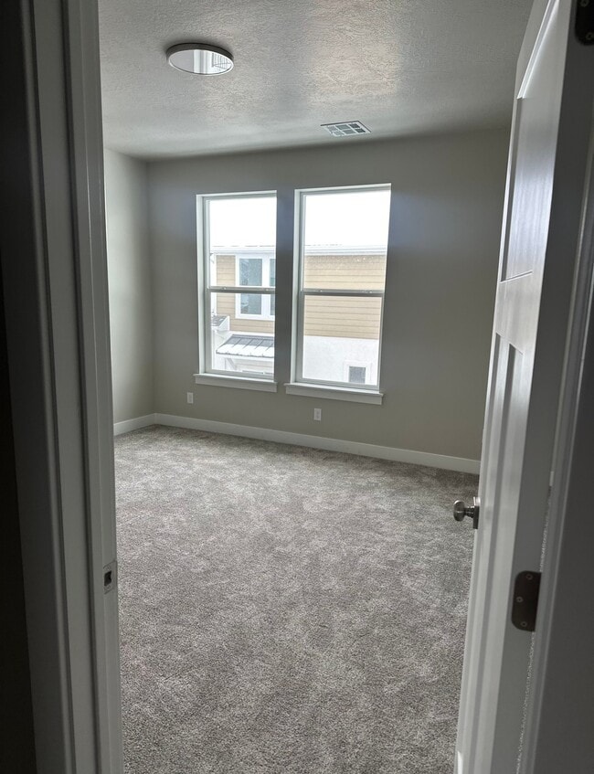 Building Photo - 1078 S 2810 E
