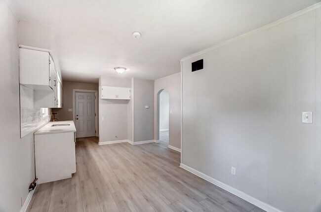 Building Photo - Three Bedroom with Driveway in Dayton!
