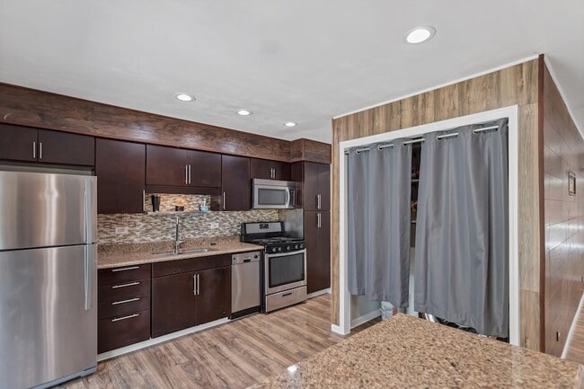 Building Photo - 904 Woodland Dr