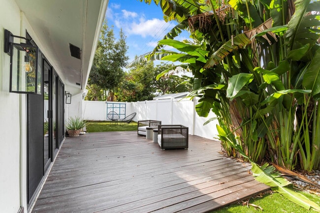 Building Photo - 715 NE 25th Ave