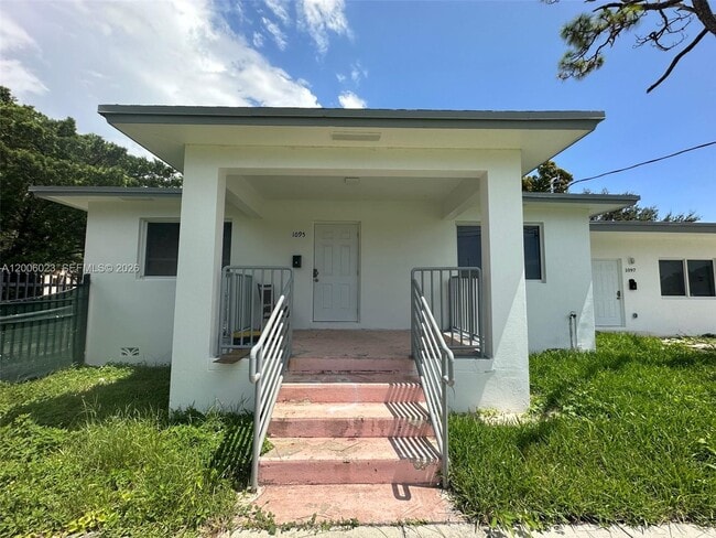 Building Photo - 1095 NE 149th St
