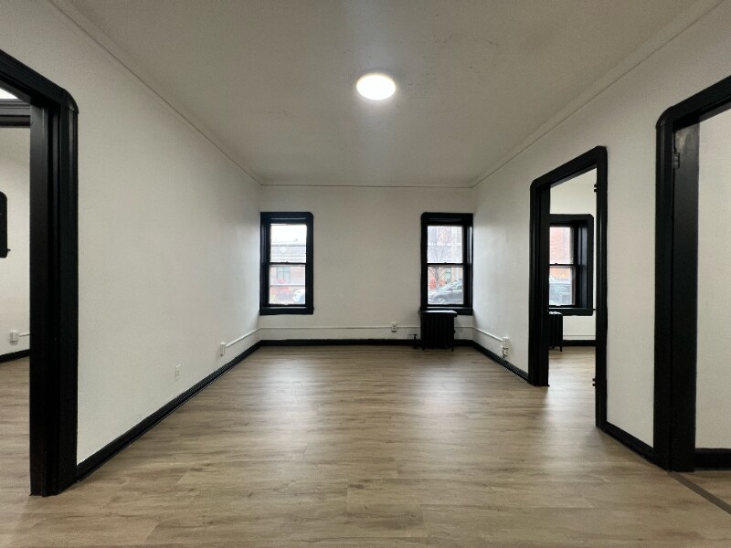 Building Photo - 1411 Roycroft Ave