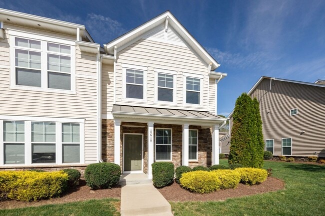 Building Photo - 3 Bedroom Corner Townhome!!! Available Early-Mid April****