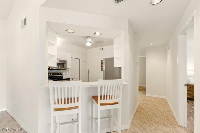 Building Photo - 636 Windsor Sq