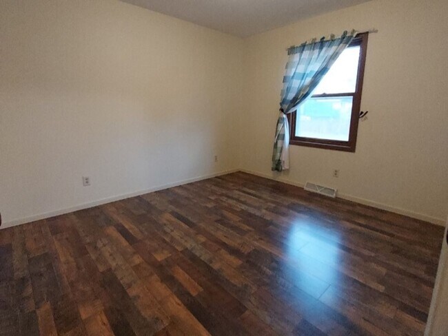 Building Photo - Nice 3 Bedroom 2 Bathroom House in Somerset