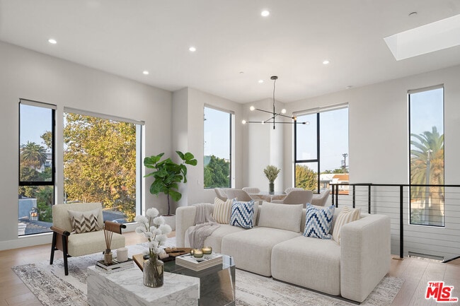 Building Photo - 807 N Detroit St