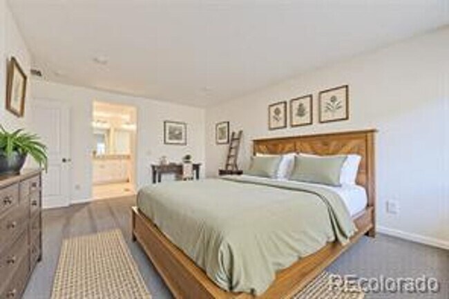 Building Photo - Spacious 3 bed 3 bath 2-story comfortable ...