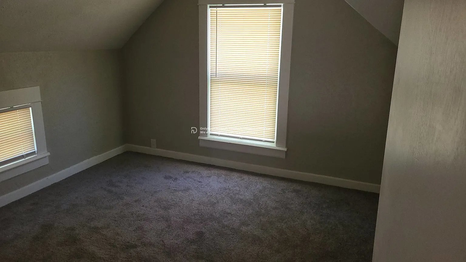 Building Photo - 909 Blaine Ave