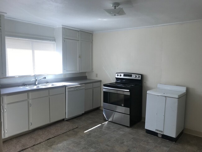 Building Photo - 2 bedroom 1 bath house with large loft and...