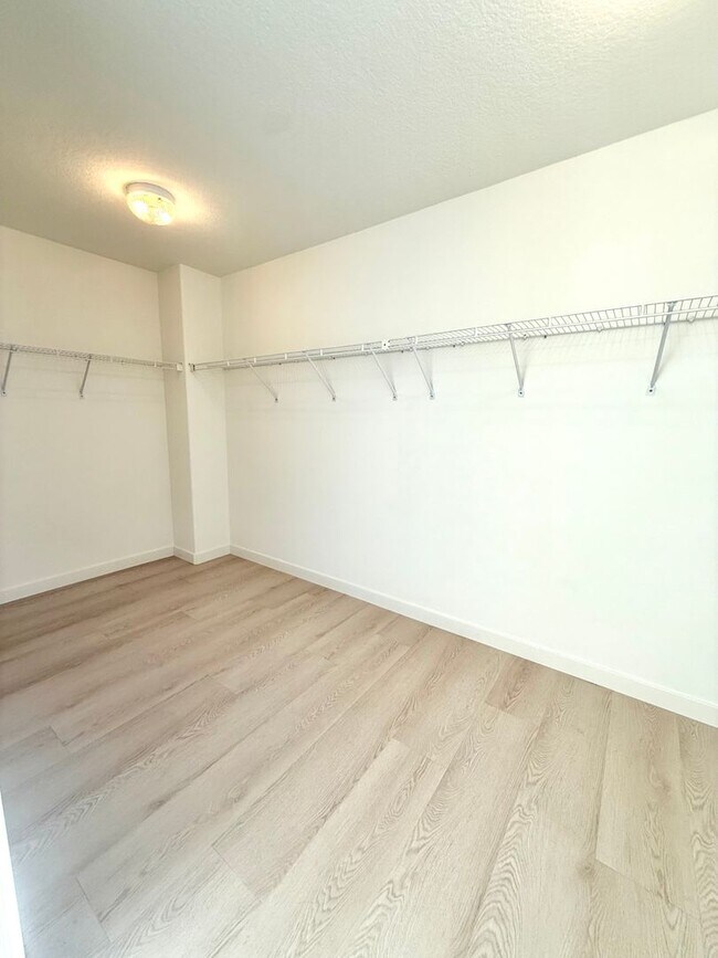 Building Photo - Spacious Home for Rent with Fresh Upgrades...