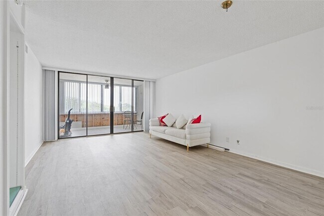 Building Photo - 2621 Cove Cay Dr