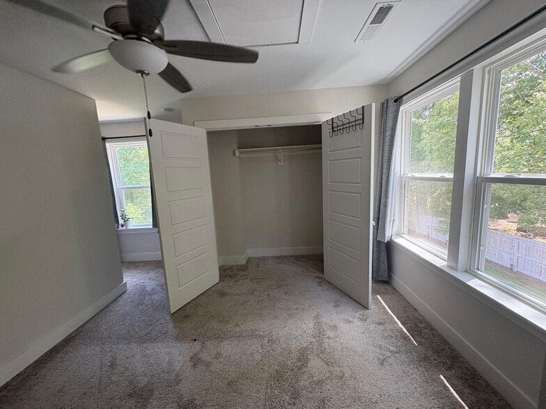 Building Photo - 1477 Maplewood Dr