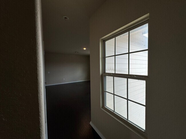 Building Photo - Spacious 3BR Home with Large Private Yard in Mission Del Lago