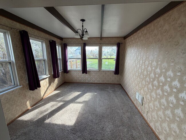 Building Photo - Clean, Updated Home with Large Yard in Klamath Falls