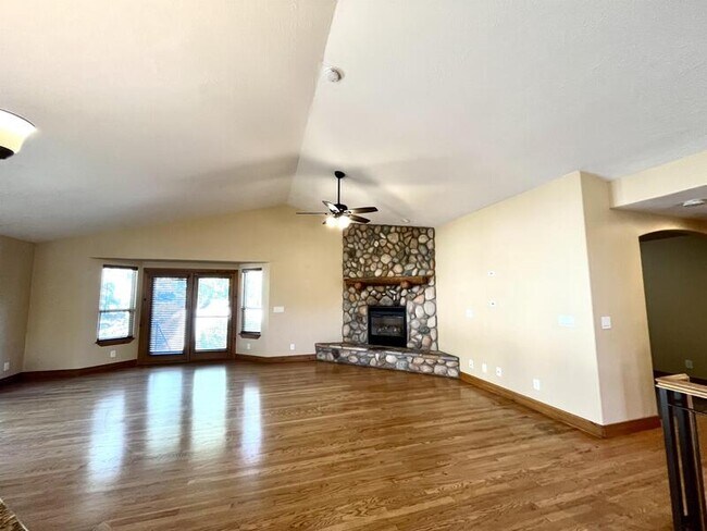 Building Photo - 6363 Murray Bluffs Dr