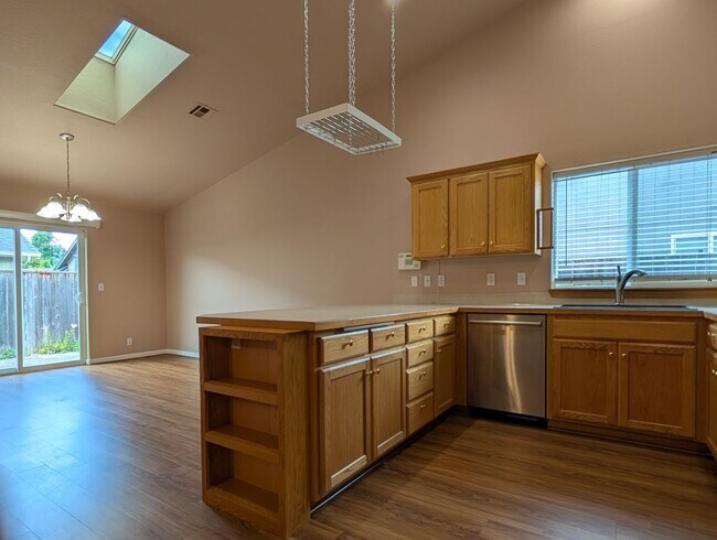 Building Photo - Great 3 bed/2bath home with bonus space and fenced in yard!