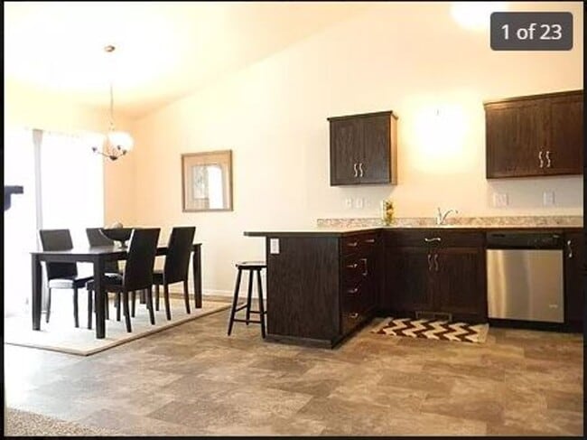 Building Photo - 3 Bed 3 Bath Twin Home