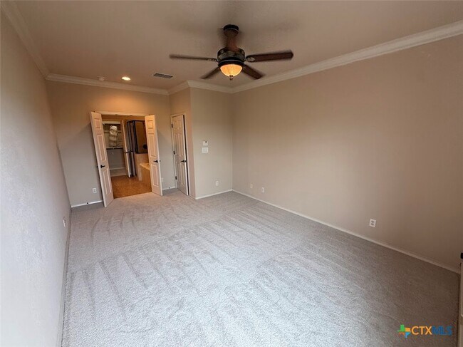 Building Photo - 976 Parkview Dr